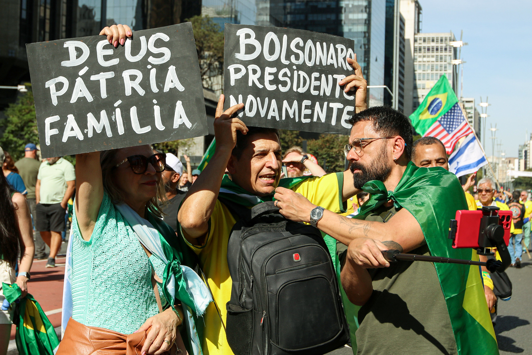 A nossa burrice a gente inventa, pra se distrair. Sorte dos políticos