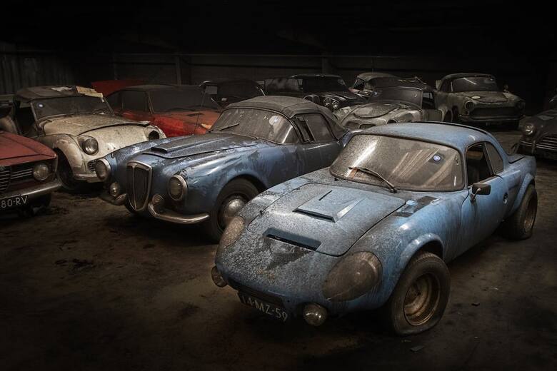 Abandonada em uma igreja foi encontrada a coleção de carros "mais estranha" do mundo