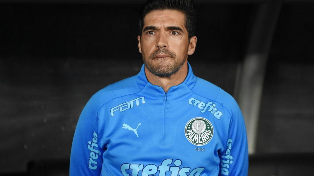 Abel Ferreira abandona coletiva após Palmeiras empatar com Vitória