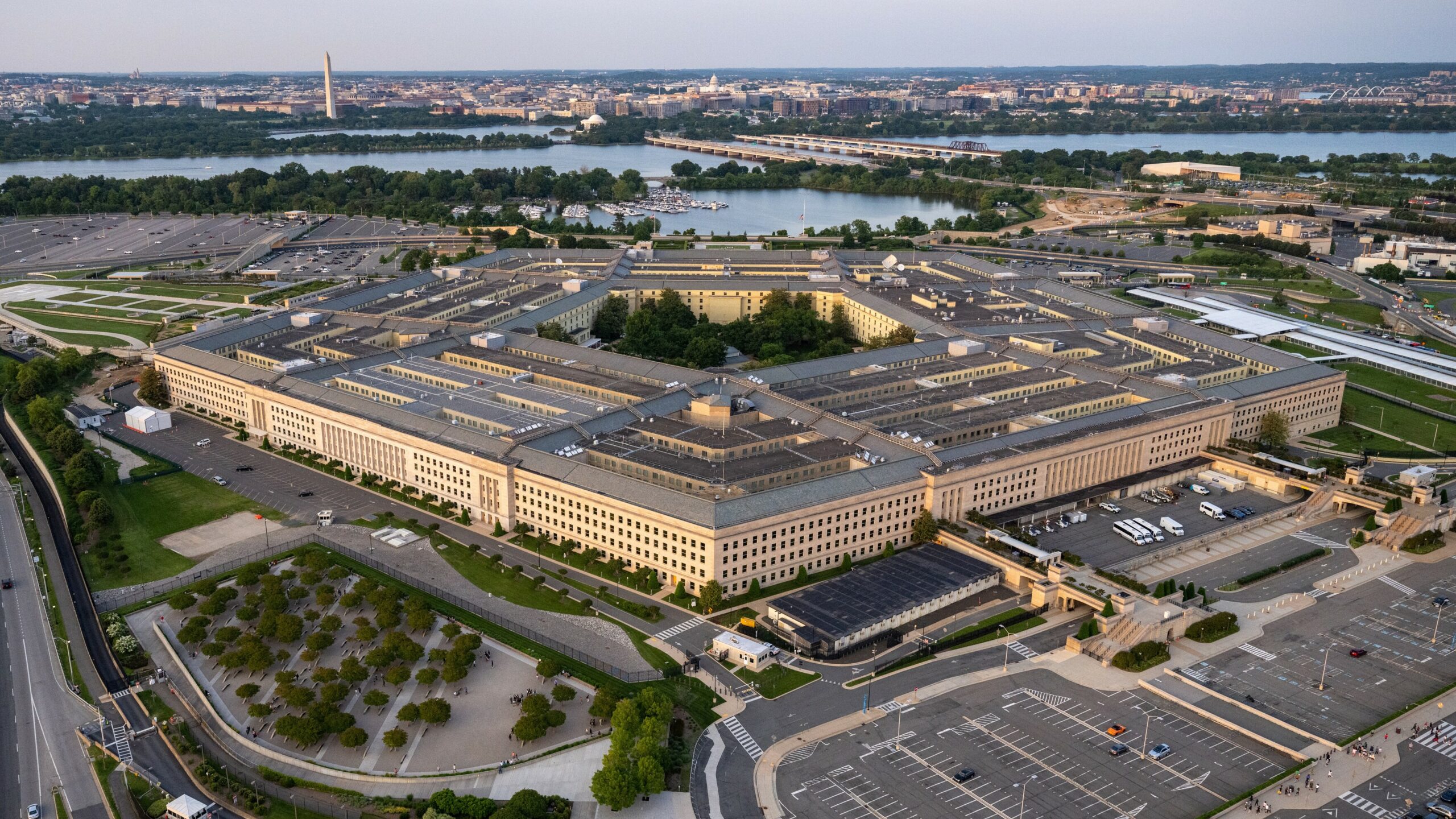 Crusoé: Trump quer rebatizar Departamento de Defesa como ‘Departamento de Guerra’