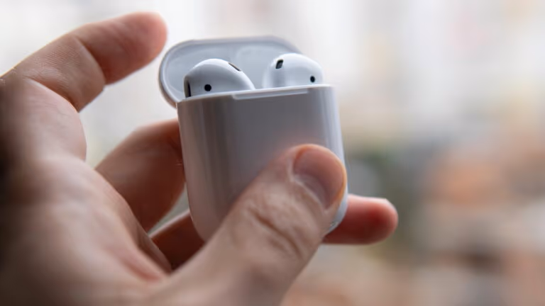 AirPods vão ganhar tradutor em tempo real no iOS 26