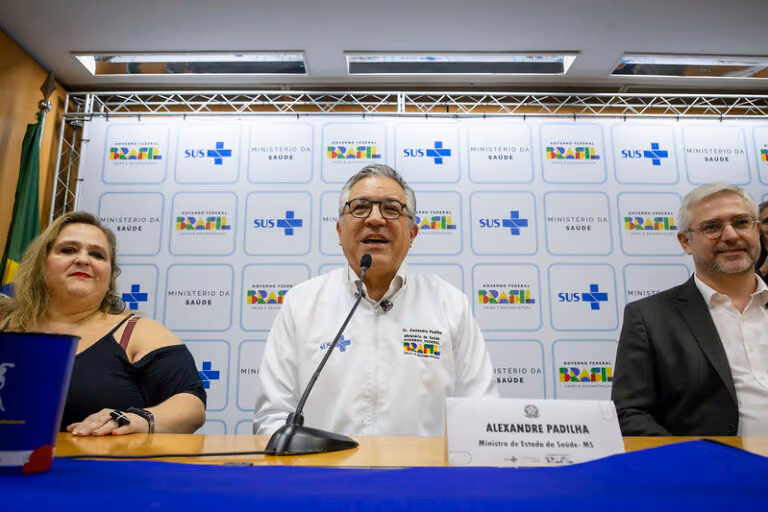 Crusoé: Alexandre Padilha começa a pagar pelo Mais Médicos
