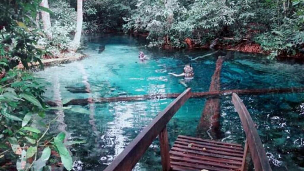 Essa cidade tem rios cristalinos, cavernas incríveis e natureza preservada