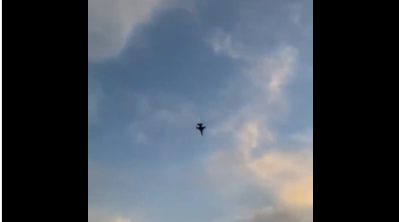 Caça F-16, avião da força aérea, cai e explode com piloto dentro, vídeo