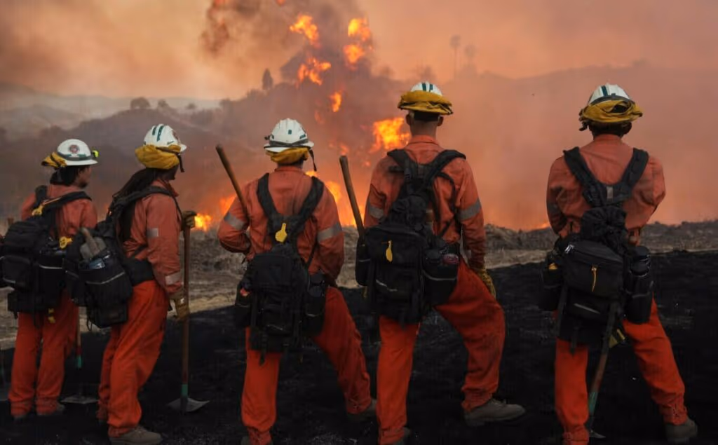 Outro incêndio florestal se espalha rapidamente na Califórnia