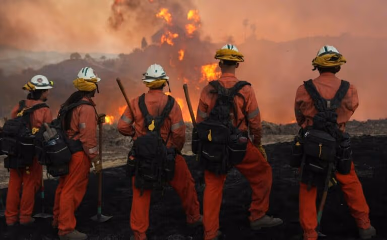 Outro incêndio florestal se espalha rapidamente na Califórnia