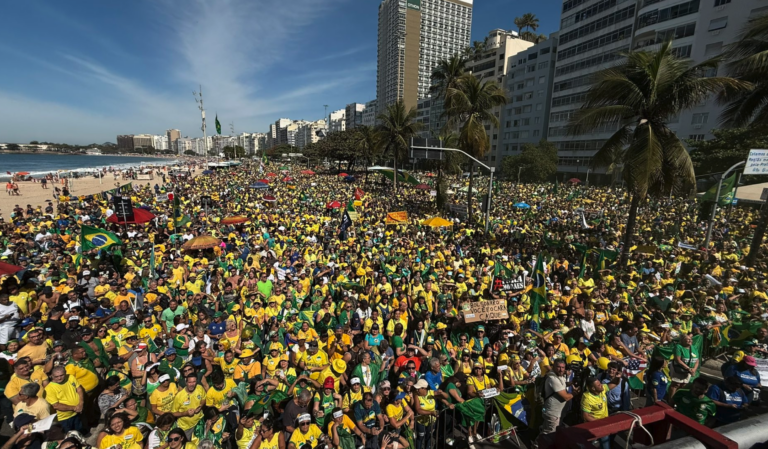 Ato pró-Bolsonaro reúne manifestantes em Copacabana