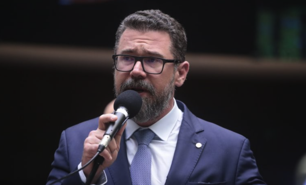 Deputado alega autismo para justificar permanência em motim na Câmara