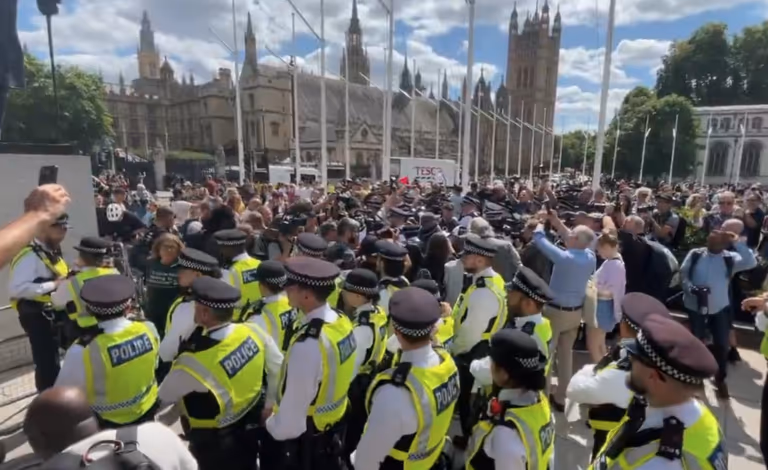 Manifestação pró-Palestina termina com 200 presos em Londres