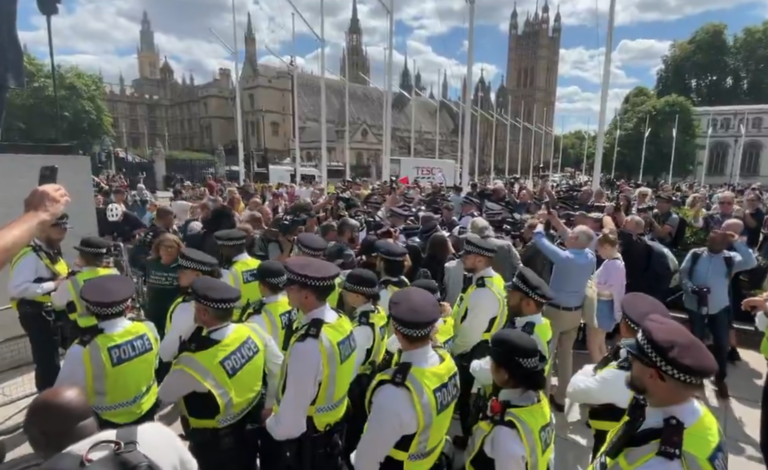 Manifestação pró-Palestina termina com 200 presos em Londres