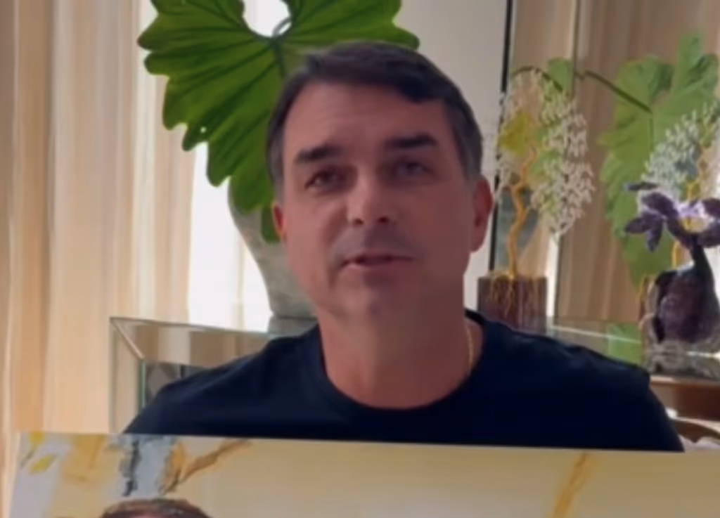 No Dia dos Pais, Flávio lamenta restrições e chama Bolsonaro de “preso político”