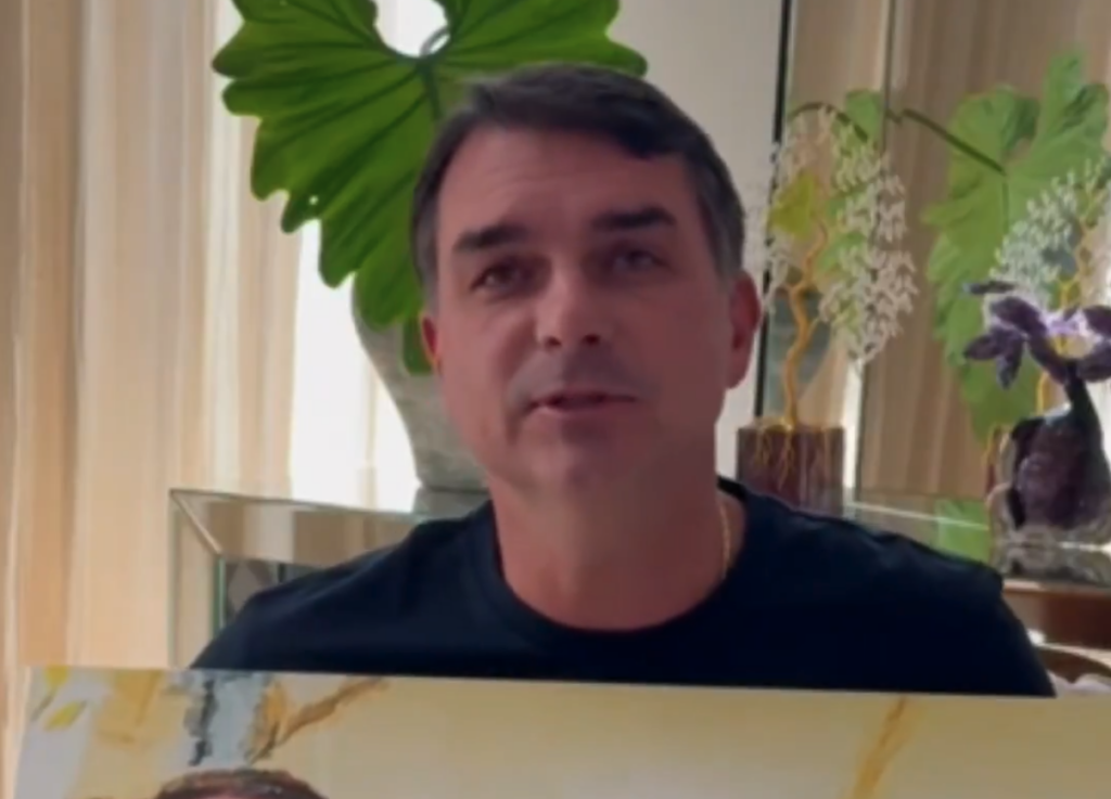 No Dia dos Pais, Flávio lamenta restrições e chama Bolsonaro de “preso político”