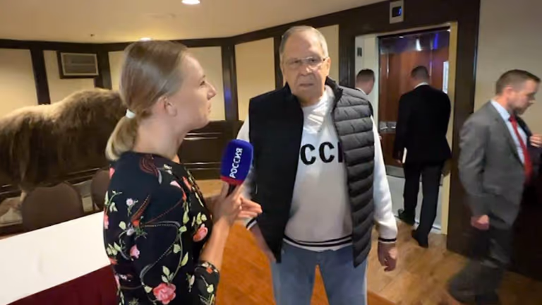 Crusoé: Lavrov zomba do Ocidente com camiseta da União Soviética