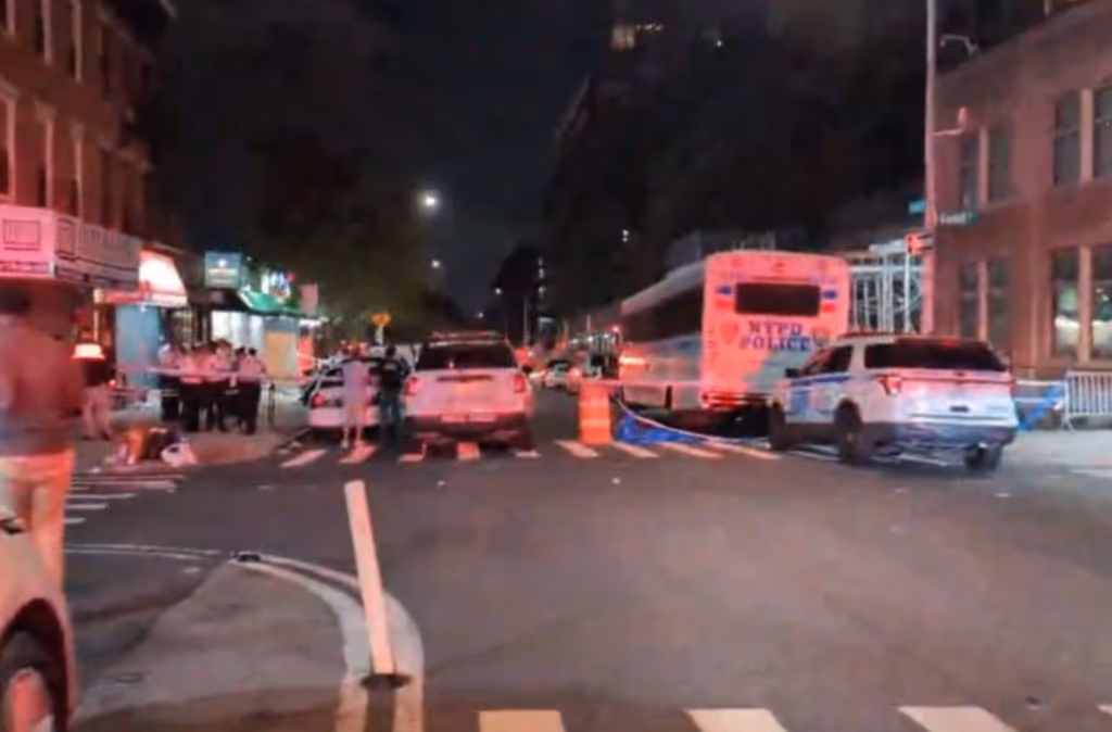 Atiradores abrem fogo em restaurante de Nova York e deixam mortos