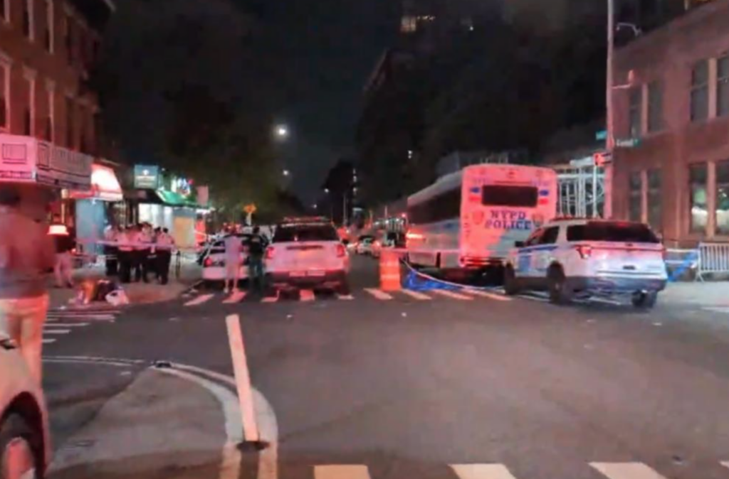 Atiradores abrem fogo em restaurante de Nova York e deixam mortos