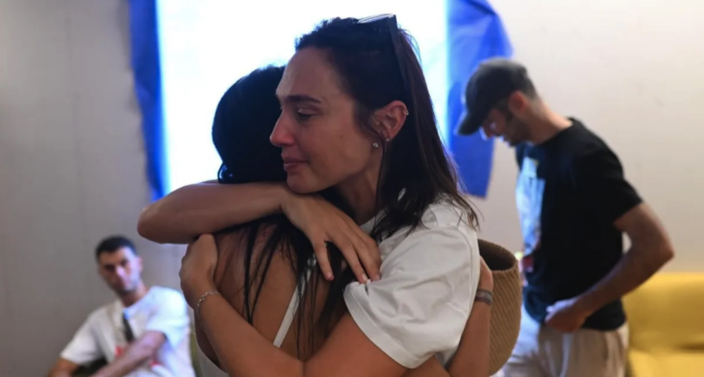 Gal Gadot visita famílias de reféns em Tel Aviv