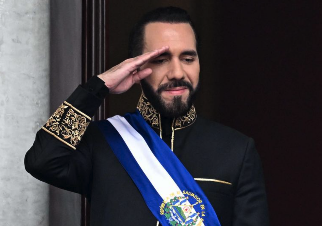 Bukele determina inspeção de corte de cabelo nas escolas