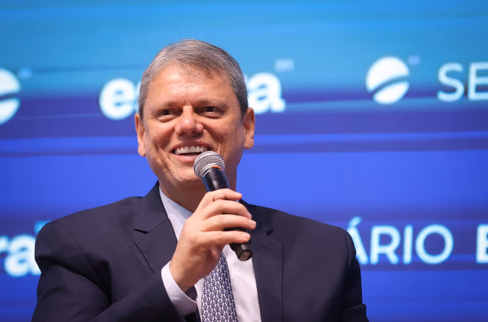 Crusoé: Tarcísio deixa Eduardo comendo poeira