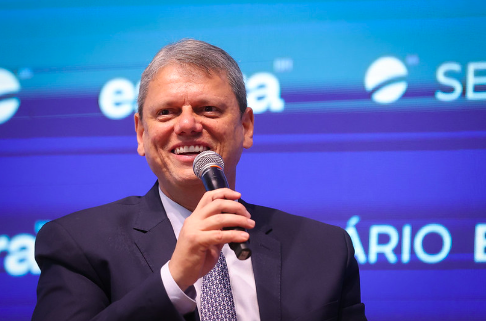 Crusoé: Tarcísio deixa Eduardo comendo poeira
