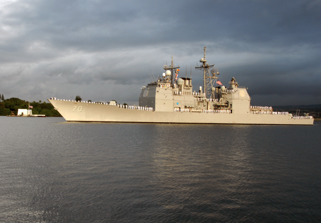 Navio de guerra dos EUA cruza Canal do Panamá rumo ao Caribe