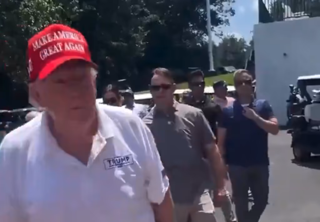 Trump reaparece