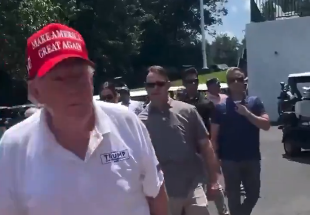 Trump reaparece