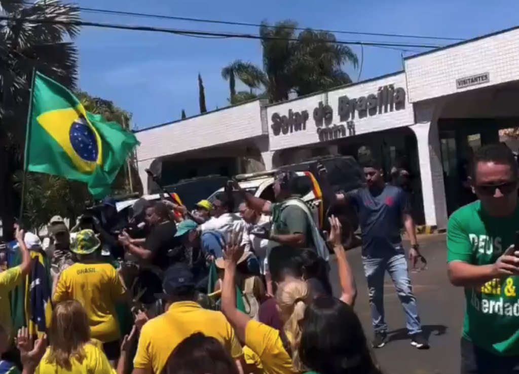 Apoiadores fazem ato em frente a condomínio de Bolsonaro
