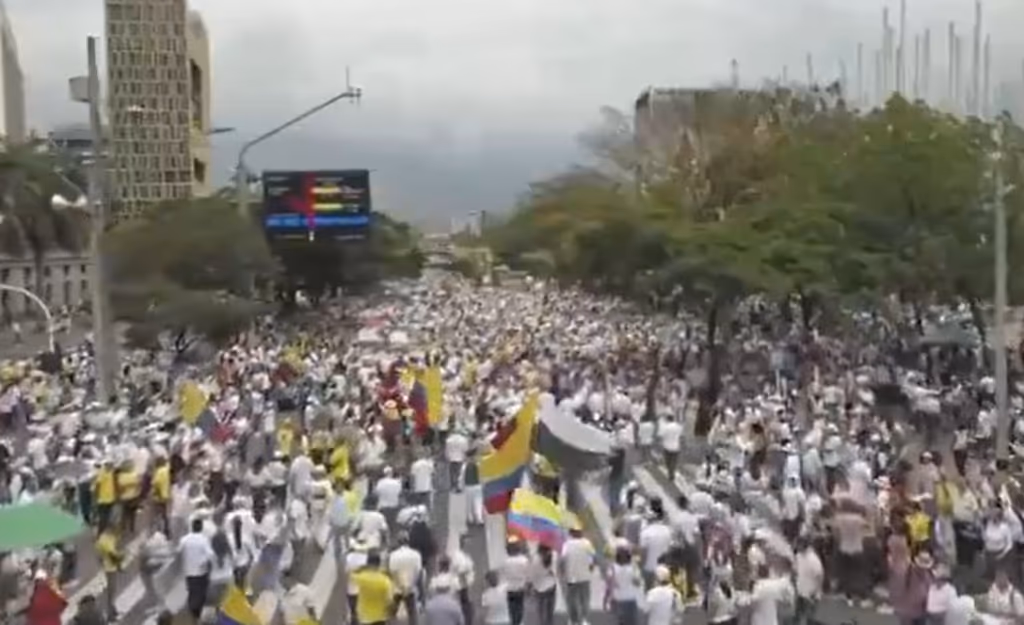 Crusoé: Milhares saem às ruas na Colômbia em apoio a Álvaro Uribe