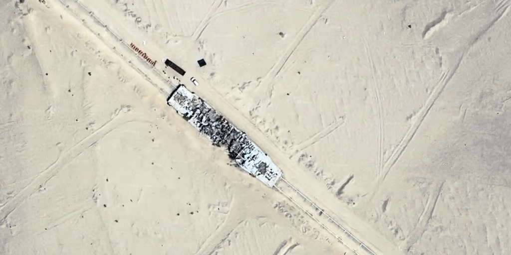 Crusoé: China cria réplica de porta-aviões americano no deserto