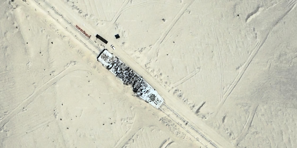 Crusoé: China cria réplica de porta-aviões americano no deserto