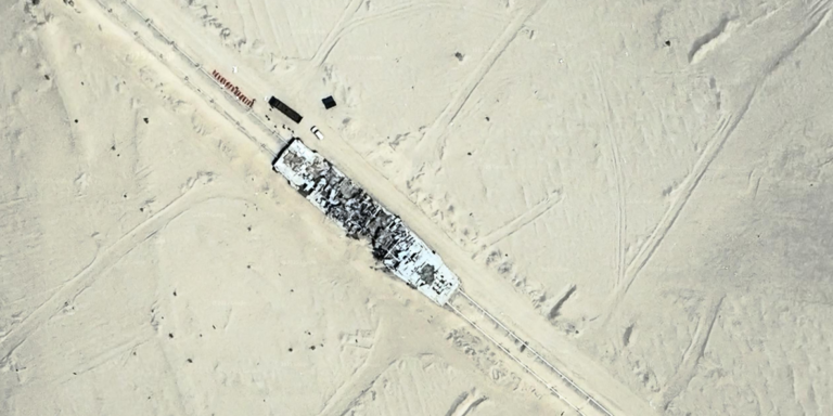 Crusoé: China cria réplica de porta-aviões americano no deserto