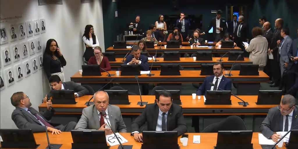 Comissões da Câmara aprovam emendas com padrinhos ocultos