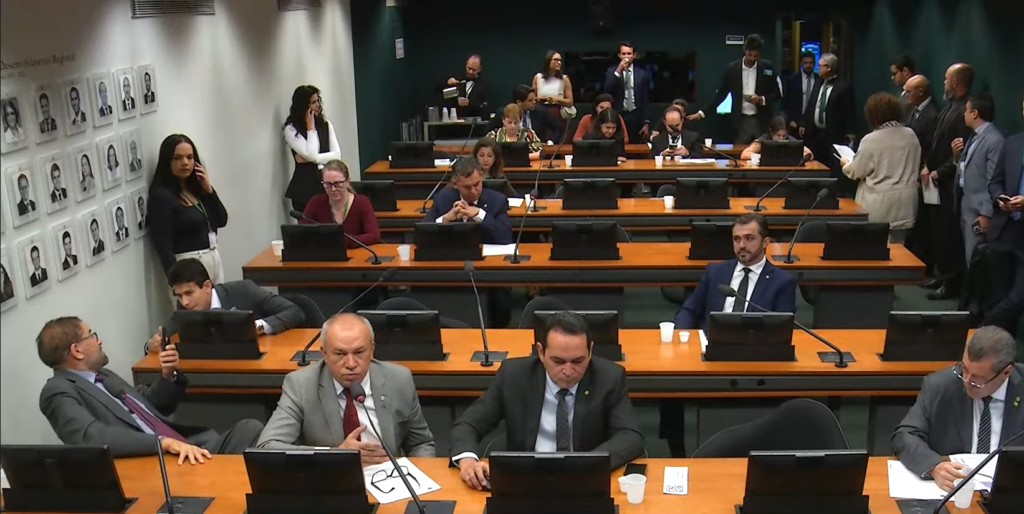 Comissões da Câmara aprovam emendas com padrinhos ocultos