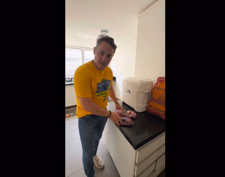 Zucco visita Bolsonaro em prisão domiciliar e faz churrasco de picanha