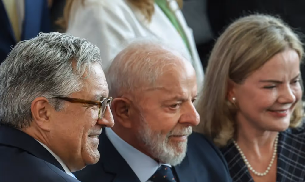 Crusoé: Gleisi defende Padilha após cancelamento de vistos
