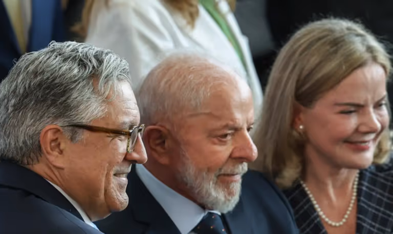 Crusoé: Gleisi defende Padilha após cancelamento de vistos
