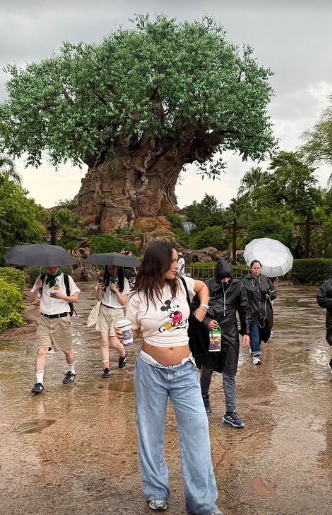 Rafa Kalimann e Nattan curtem passeio na Disney