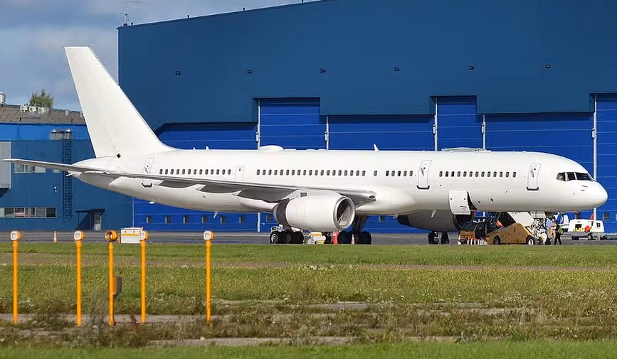 Avião teve pouso autorizado e prestou apoio a diplomatas, diz Embaixada dos EUA