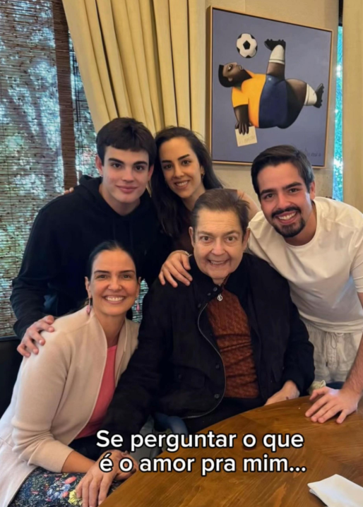 Faustão recebe homenagem do filho João silva