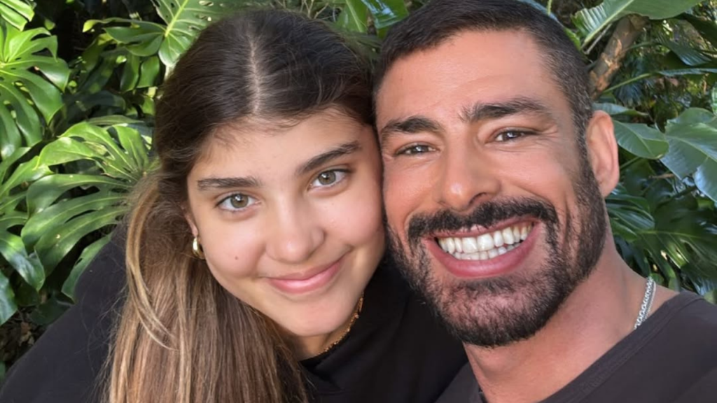 Cauã Reymond abre o álbum de fotos em momento com a filha