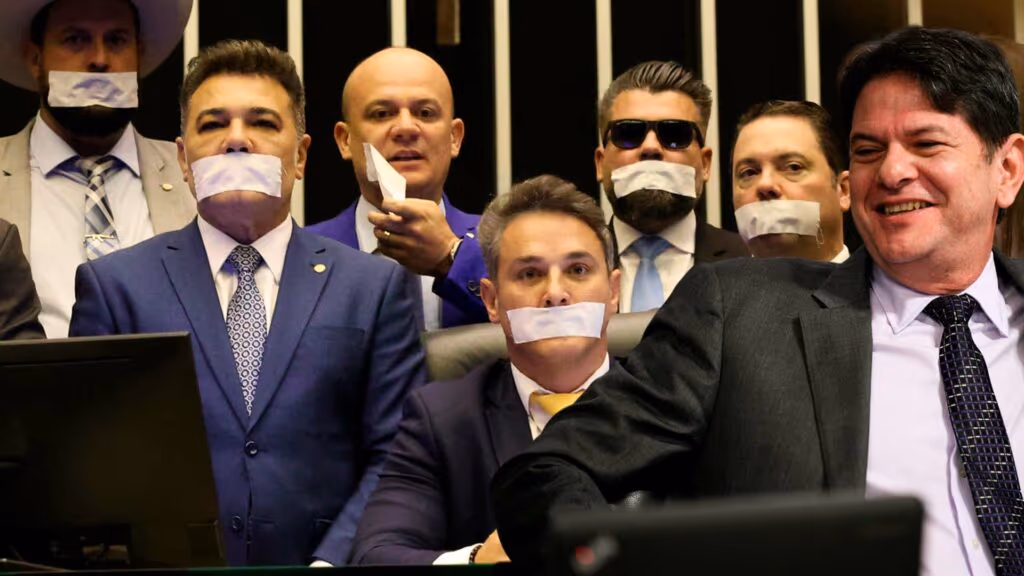 Cid Gomes debocha de ocupação do Senado e propõe expulsão com retroescavadeira