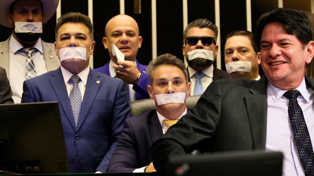Cid Gomes debocha de ocupação do Senado e propõe expulsão com retroescavadeira
