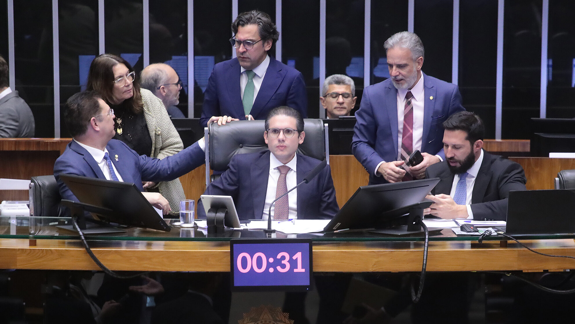 Com chapéu alheio, governo e deputados cumprimentam os pobres