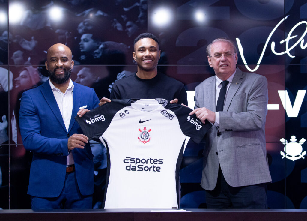Corinthians anuncia o atacante Vitinho, ex-Flamengo