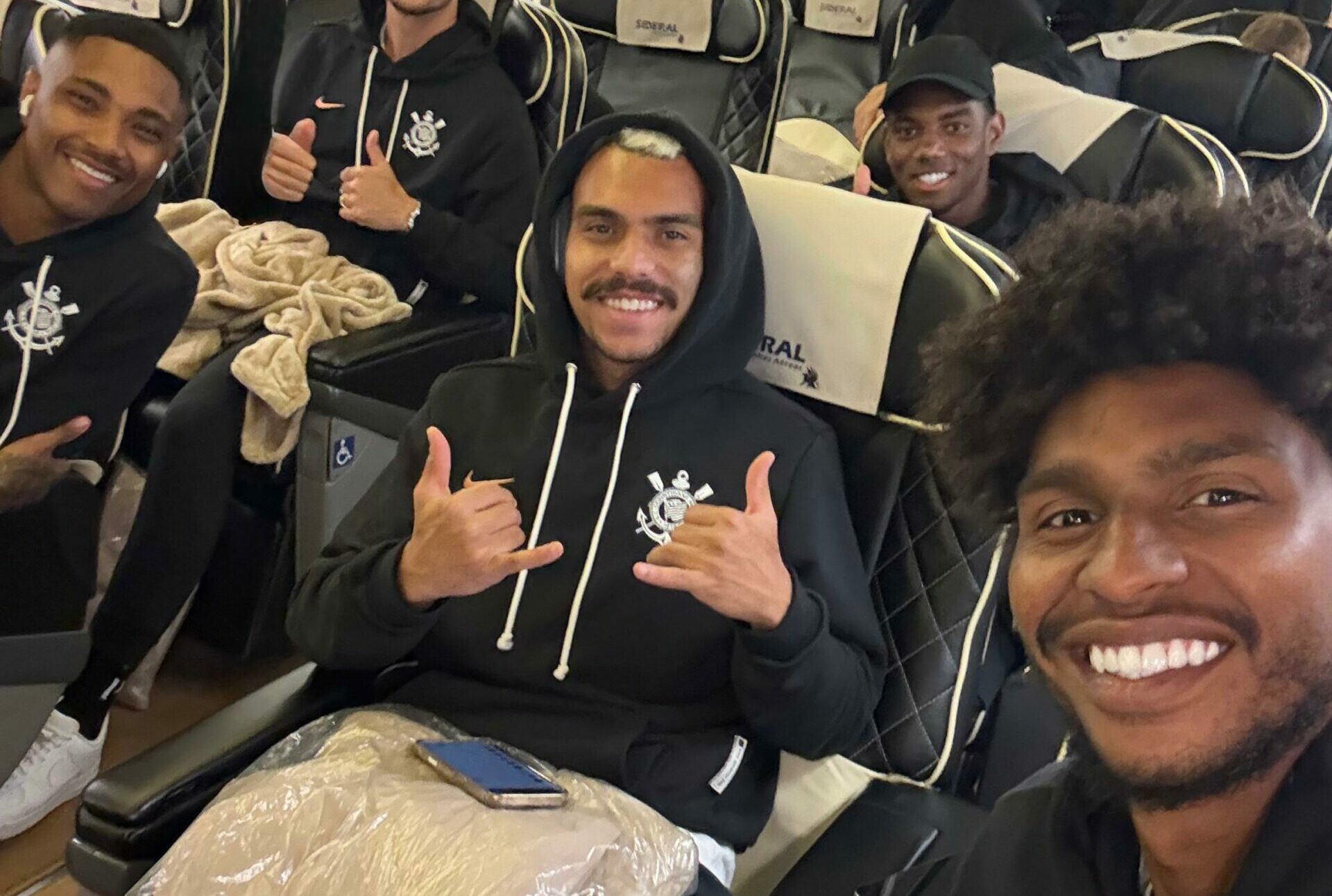 Corinthians desembarca em Curitiba com Depay para confronto pela Copa do Brasil