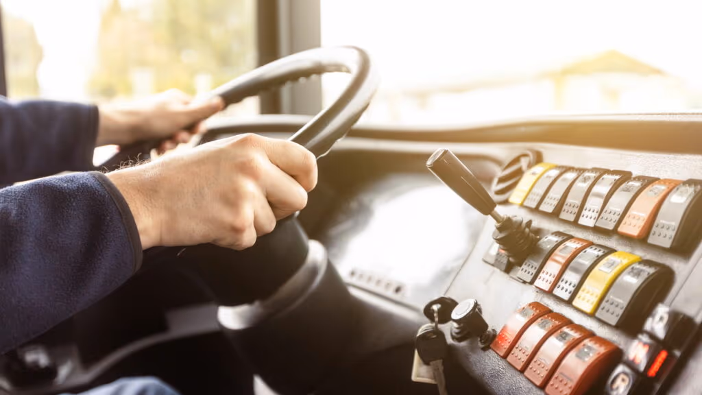 Criminoso rende motorista de ônibus que reage e acaba batendo em poste, vídeo