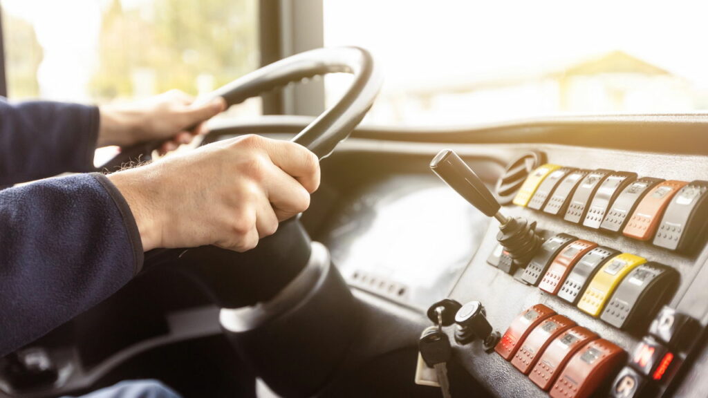Criminoso rende motorista de ônibus que reage e acaba batendo em poste, vídeo