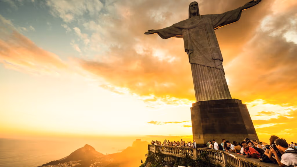 Veja o momento emocionante em que o Cristo Redentor abraça cachorro caramelo no Rio de janeiro