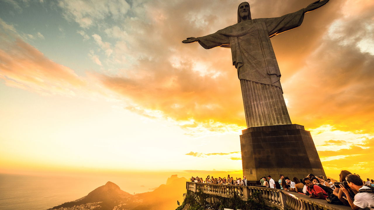 Veja o momento emocionante em que o Cristo Redentor abraça cachorro caramelo no Rio de janeiro