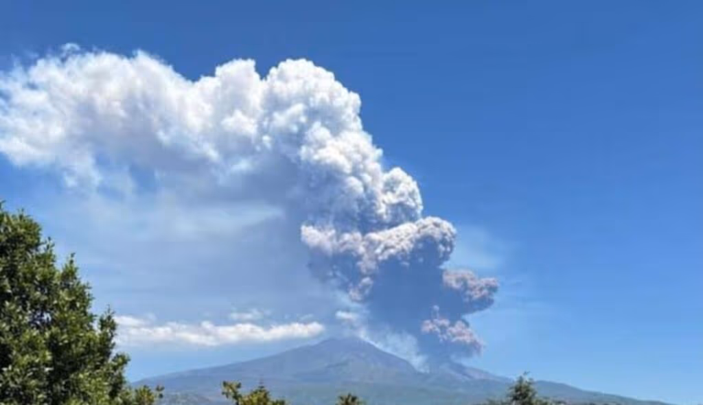 Erupção do vulcão Etna na Sicília